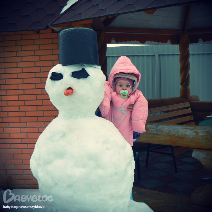 Первая зима и первый снеговик =))