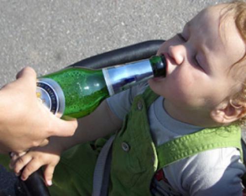 Картинки по запросу маленький ребенок алкоголь