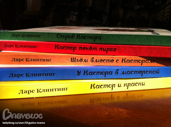 На полку в случайном порядке поставили 3 учебника