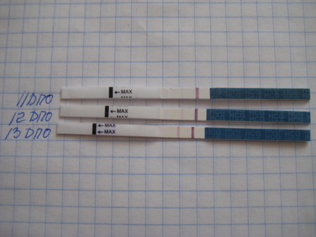 Как сделать тест в 2. Слабая тестовая полоска на тесте на беременность. Тест на беременность 2 полоска бледная слабая. Слабая полоска на тесте на беременность до задержки. Тест на беременность слабая вторая полоска.