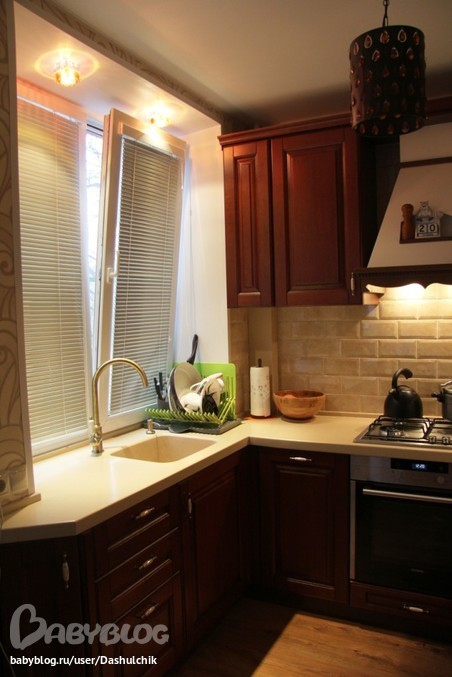 Оформление окна на кухне в современном стиле без штор