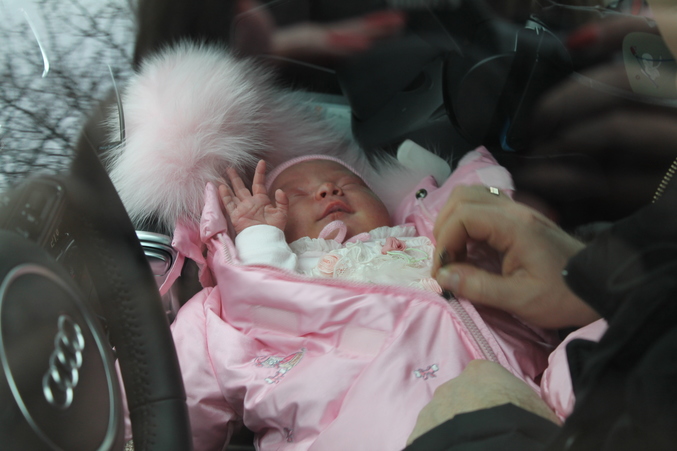 автокресло для новорожденных из роддома. как перевезти новорожденного из роддома. как перевезти новорожденного из роддома. выписка кейт миддлтон автокресло. автолюлька baby sleeper romer.