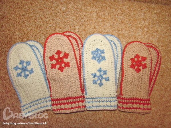 Варежки. Варежки женские. Теплые варежки на белом фоне. Разноцветные варежки. Пять варежек.