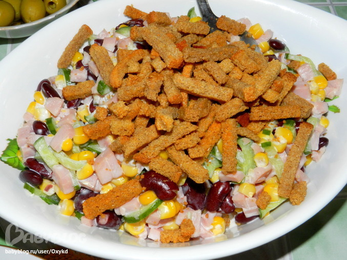 Салат с кукурузой с фасолью и сухариками и колбасой рецепт с фото