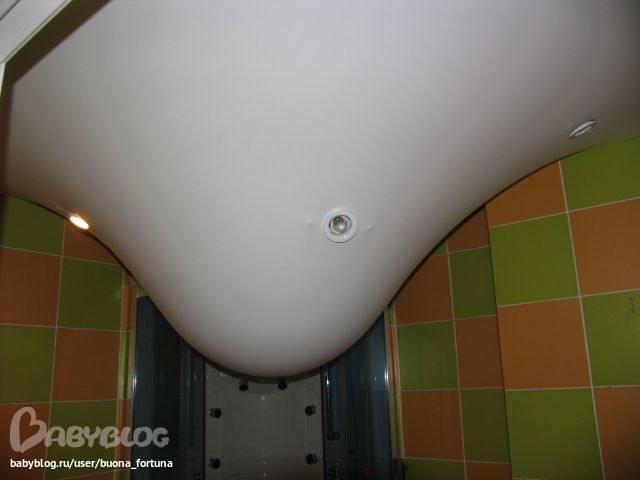 Вода подвесной потолок. Потолок в туалете. Затопило натяжной потолок в ванной. Подвесной потолок в туалете.