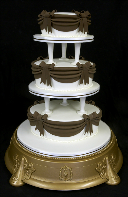 Межярусный или. Свадебный торт на подставке. Торт свадебный трехъярусный на подставке. Многоярусный торт. Подставка для торта многоярусная.