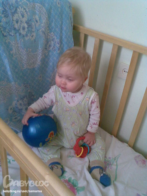 Мячик в ручки берёт и ...