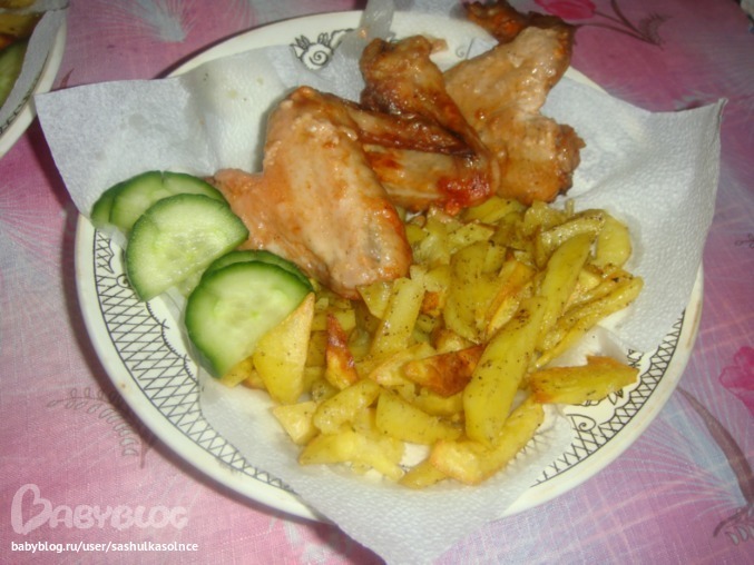 закуска к пиву мужу на 23 февраля))картофель фри с куриными крылышками запечеными в пиве