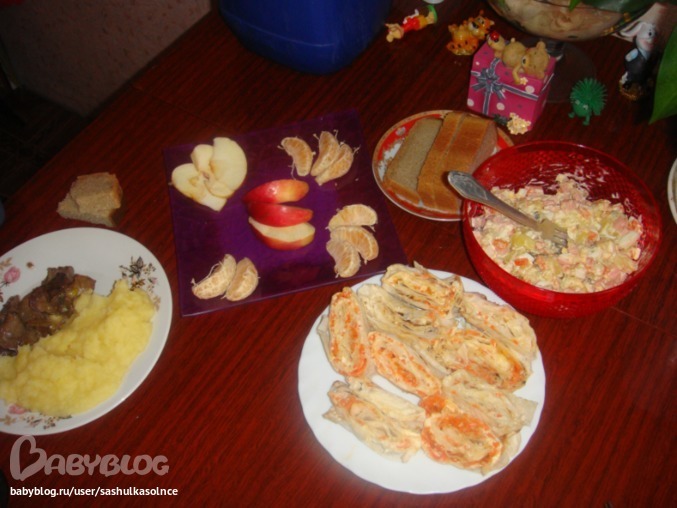 обычный ужин) картофельное пюре с тушеной куриной печенью,рулет из лаваша и салат зимний