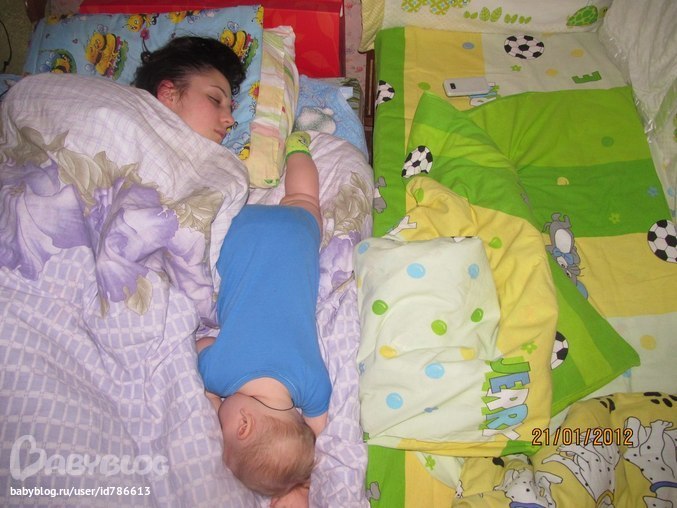 Сон пеленание. Пеленают новорожденных в колыбели. Спящие дети в детском доме. Запеленать ребенка ко сну. Укладывание грудничка спать на ночь.