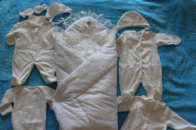 Что взять на выписку из роддома. Выписка из роддома в комбинезоне. Одежда для выписки из роддома зимой. Выписка из роддома одежда для малыша. Комплект на выписку из роддома.